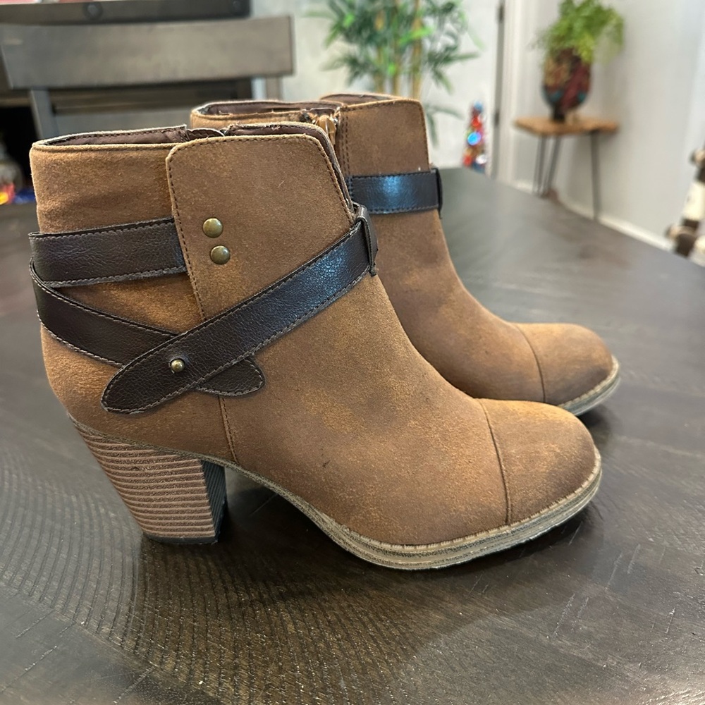 Stylish Tan Ankle Boots with Strap Accent - Picture 5 of 5